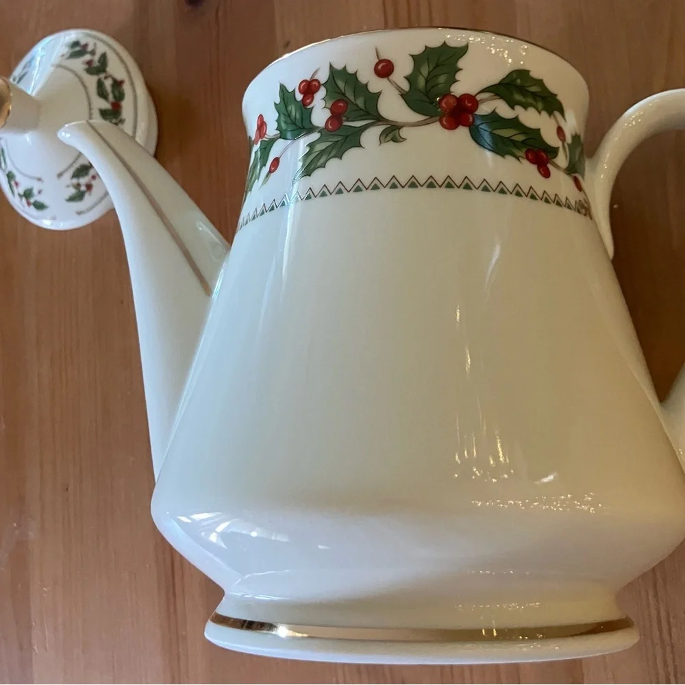 EUC The Cellar Ivory Holly 1993 40oz Holiday Teapot with Lid made in Japan
